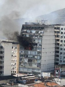 Leia mais sobre o artigo Incêndio atinge prédio no Centro de Niterói
