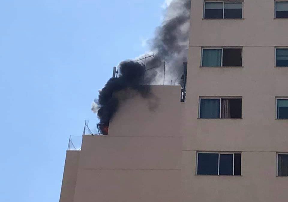 Incêndio atinge apartamento na Rua Mem de Sá, em Icaraí