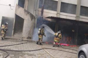 Leia mais sobre o artigo Incêndio atinge prédio em Icaraí